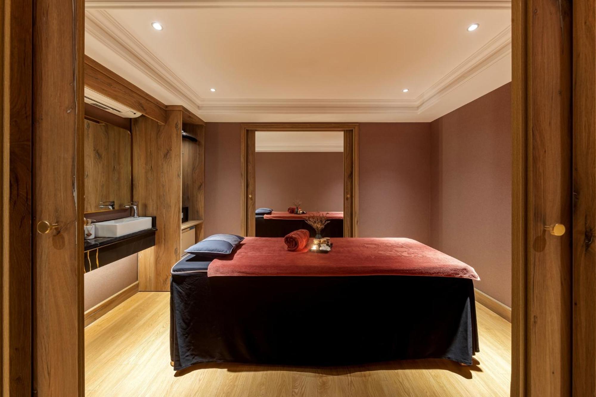 La Siesta Classic Hang Thung Ханой Экстерьер фото A treatment room at The Dorchester