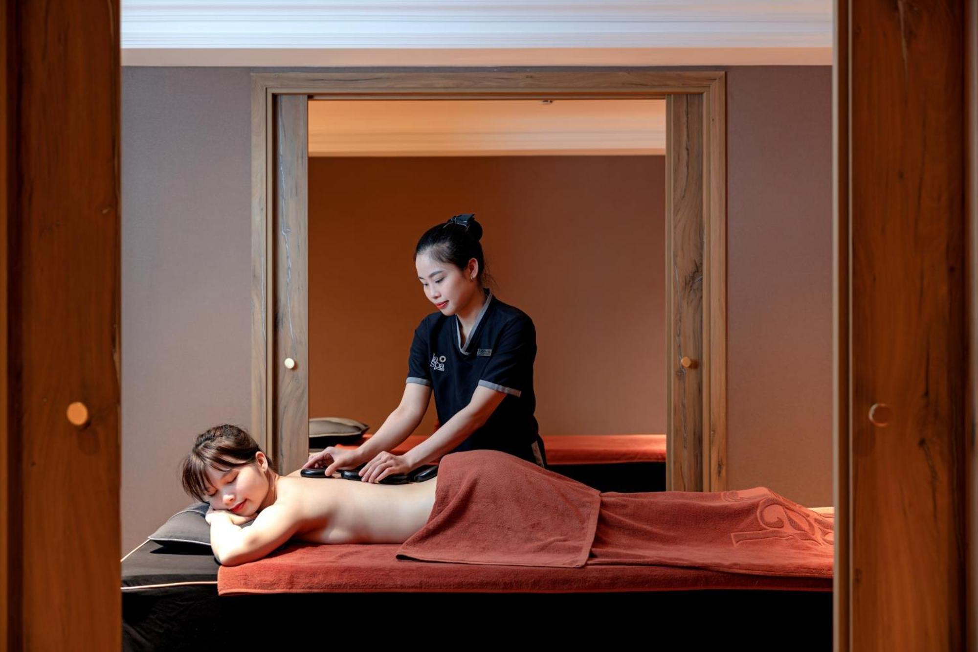 La Siesta Classic Hang Thung Ханой Экстерьер фото A woman receiving a massage